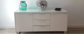 Mueble de salón moderno con tapa de cristal.
