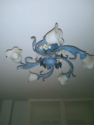 Lámpara de techo azul y blanca