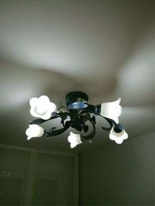 Lámpara de techo azul y blanca