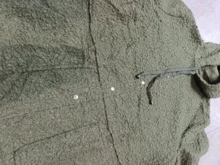 Chaqueta verde con capucha