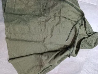 Chaqueta verde con capucha