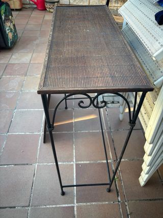 Consola y espejo hierro forjado y mimbre.