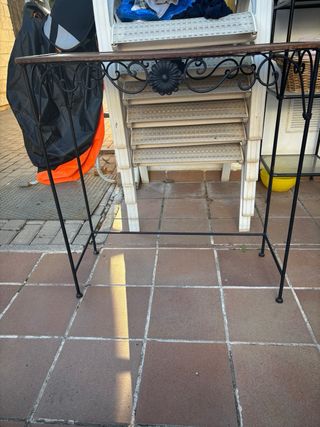 Consola y espejo hierro forjado y mimbre.