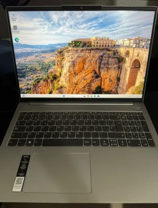 Lenovo i7 16GB RAM 512GB SSD 16 Casi Nuevo