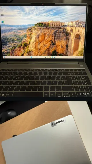 Lenovo i7 16GB RAM 512GB SSD 16 Casi Nuevo
