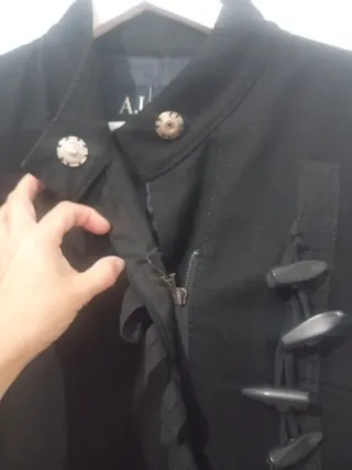 Abrigo negro con detalles