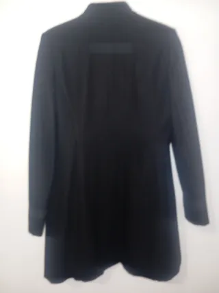 Abrigo negro con detalles