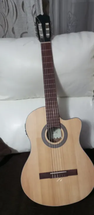 Guitarra Admira Lena C - Amplificada