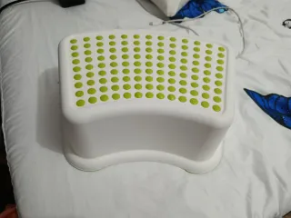 Escalón blanco con puntos verdes