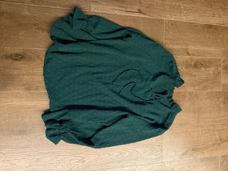 Blusa verde con puntos