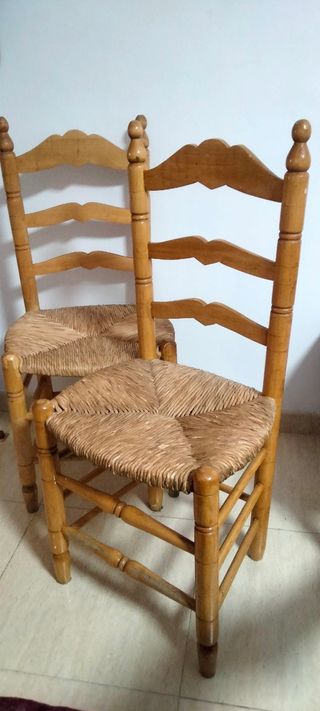 Sillas de anea de madera (2 unidades)