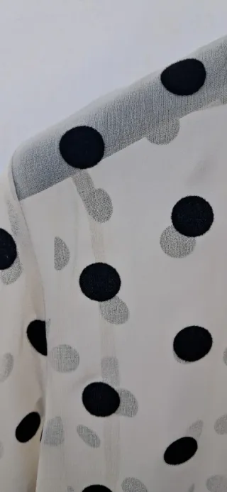 Blusa de topitos blanca y negra