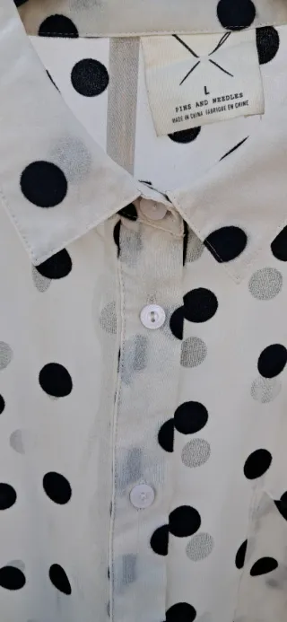 Blusa de topitos blanca y negra