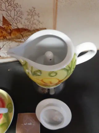 Caffettiera Thun con 2 tazzine e piattini