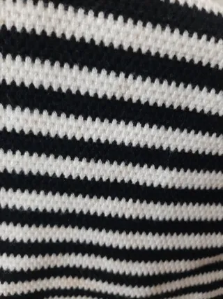 Top Malha Riscas Preto e Branco Stradivarius