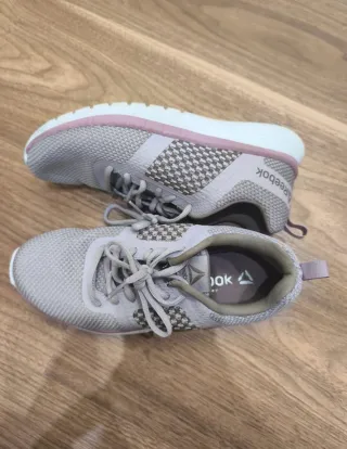 Zapatillas Reebok moradas.