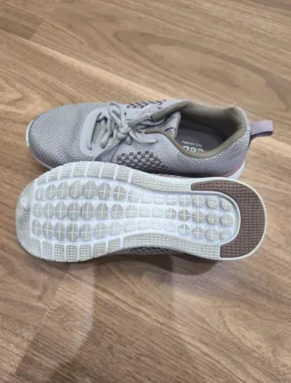Zapatillas Reebok moradas.