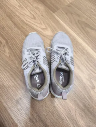Zapatillas Reebok moradas.