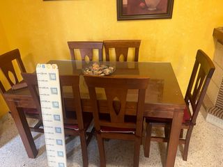 Mesa extensible con sillas