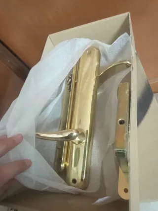 Manetas de puerta doradas