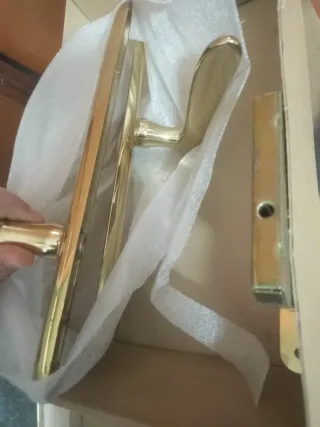 Manetas de puerta doradas