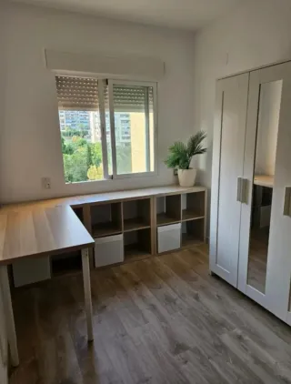 Mueble de madera y plástico