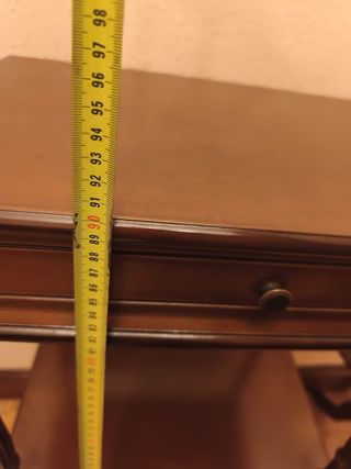 Mesita auxiliar alta con cajón