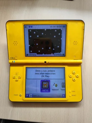 Nintendo DSi XL Giallo + Caricabatterie