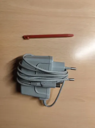 Nintendo DSi XL Giallo + Caricabatterie