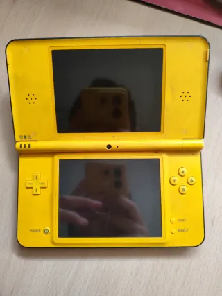 Nintendo DSi XL Giallo + Caricabatterie