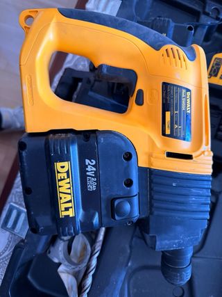 Taladro Percutor Dewalt 24V con Batería y Cargador