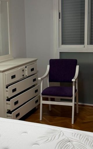 Silla de tela morada y madera blanca