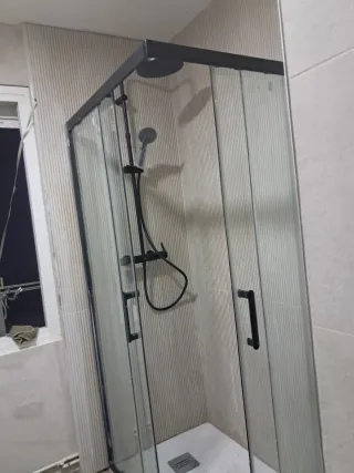 Fontanero y electricista y albañil la pintura