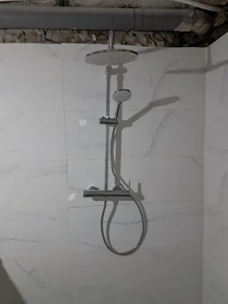 Fontanero y electricista y albañil la pintura
