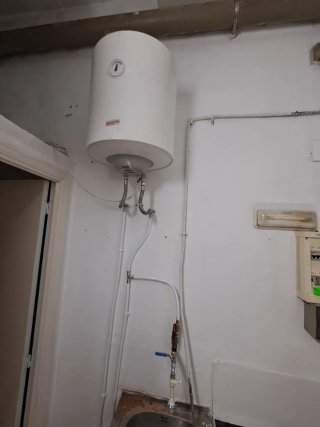 Fontanero y electricista y albañil la pintura