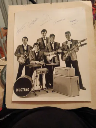Foto Auténtica de los Mustang Firmada