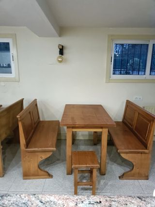 Conjunto mesa madera , 2 bancos y taburete
