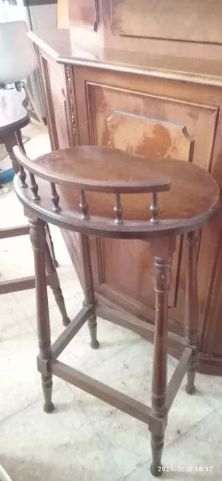 Barra de bar de madera con 2 taburetes