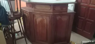 Barra de bar de madera con 2 taburetes