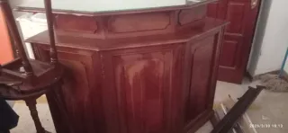 Barra de bar de madera con 2 taburetes