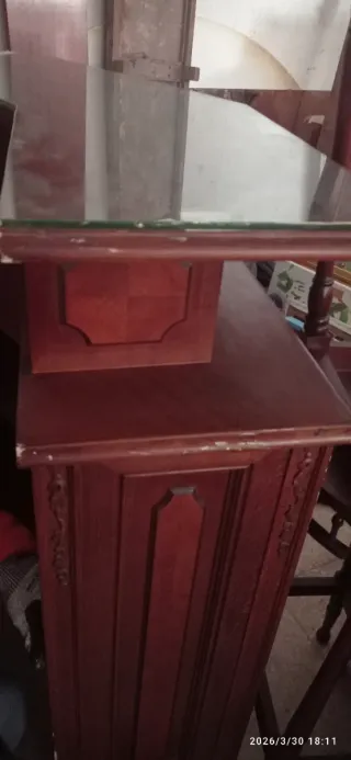 Barra de bar de madera con 2 taburetes