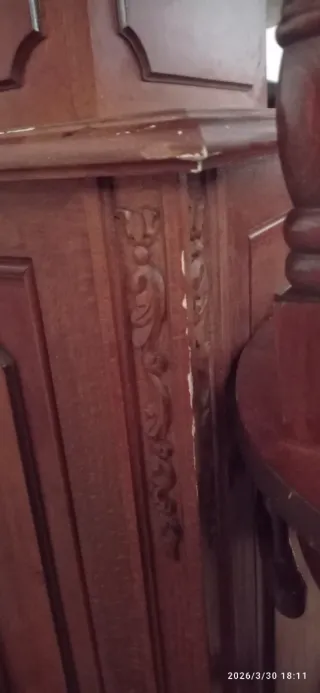 Barra de bar de madera con 2 taburetes