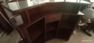 Barra de bar de madera con 2 taburetes