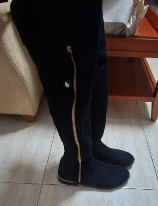 Botas altas planas de terciopelo negras