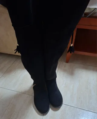 Botas altas planas de terciopelo negras