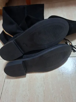 Botas altas planas de terciopelo negras