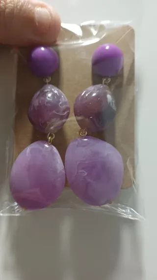 Pendientes morados elegantes con perlas