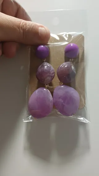 Pendientes morados elegantes con perlas