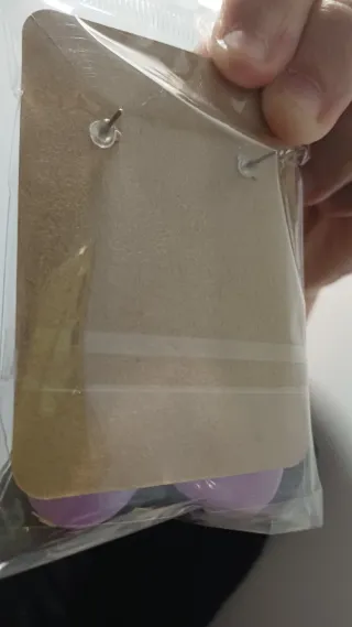 Pendientes morados elegantes con perlas