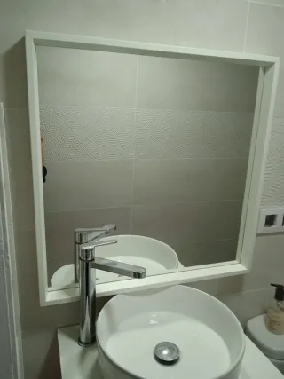 Espejo mediano blanco para baño